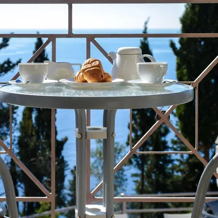 Aloni By About Paxos Vilă
